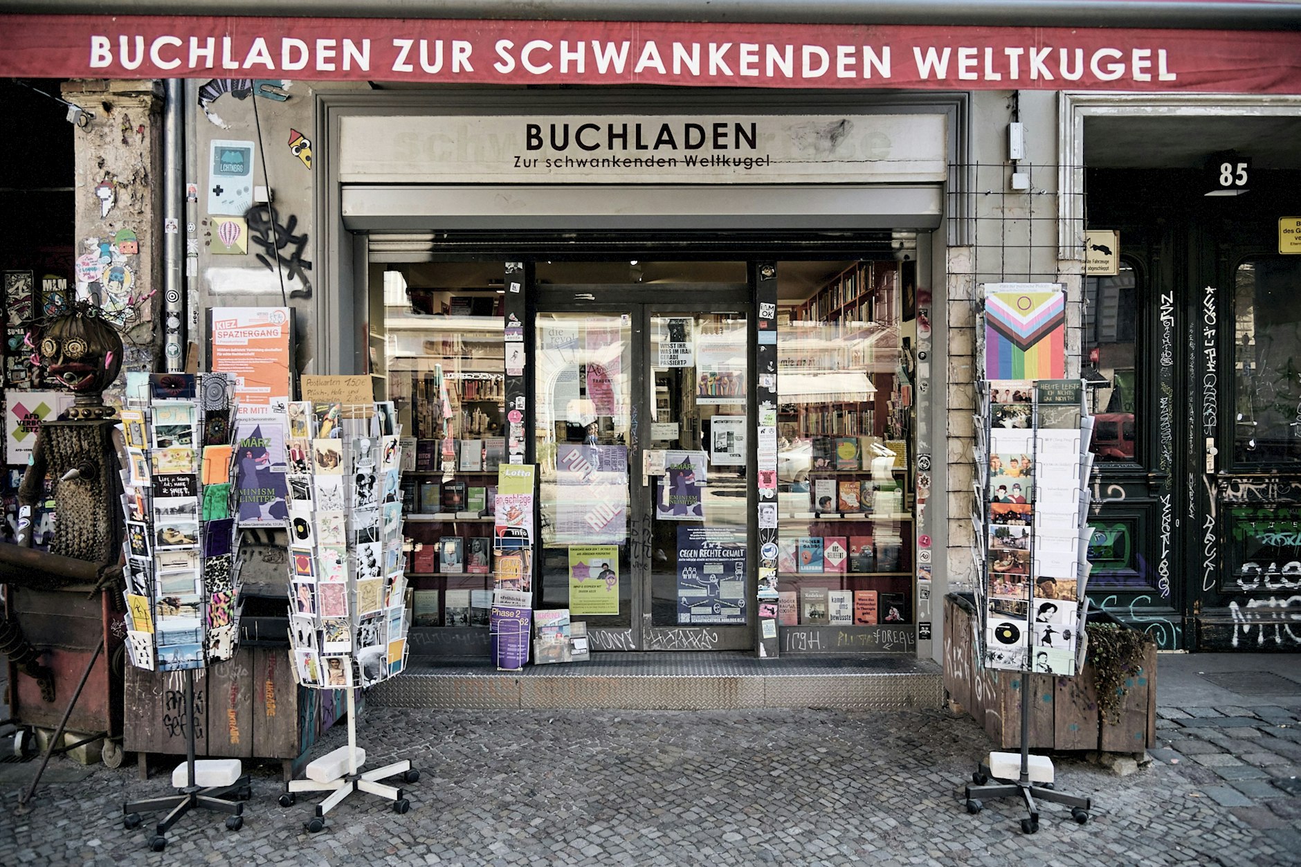 Ein Kiez-Buchladen in Prenzlauer Berg: Der Buchladen zur schwankenden Weltkugel steht plötzlich im Zentrum einer kulturpolitischen Debatte.