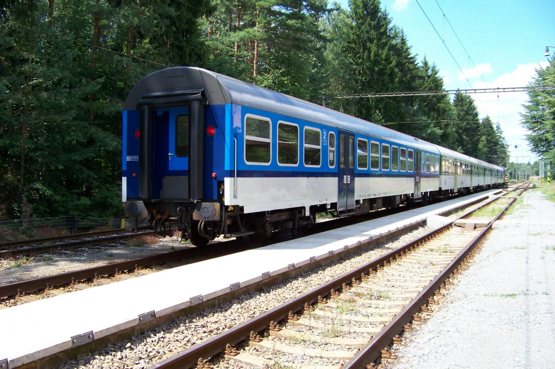 Ein Wagen des Typs Bdmtee auf der Strecke. die Bahnwagen wurden im Volksmund als Honecker bezeichnet.