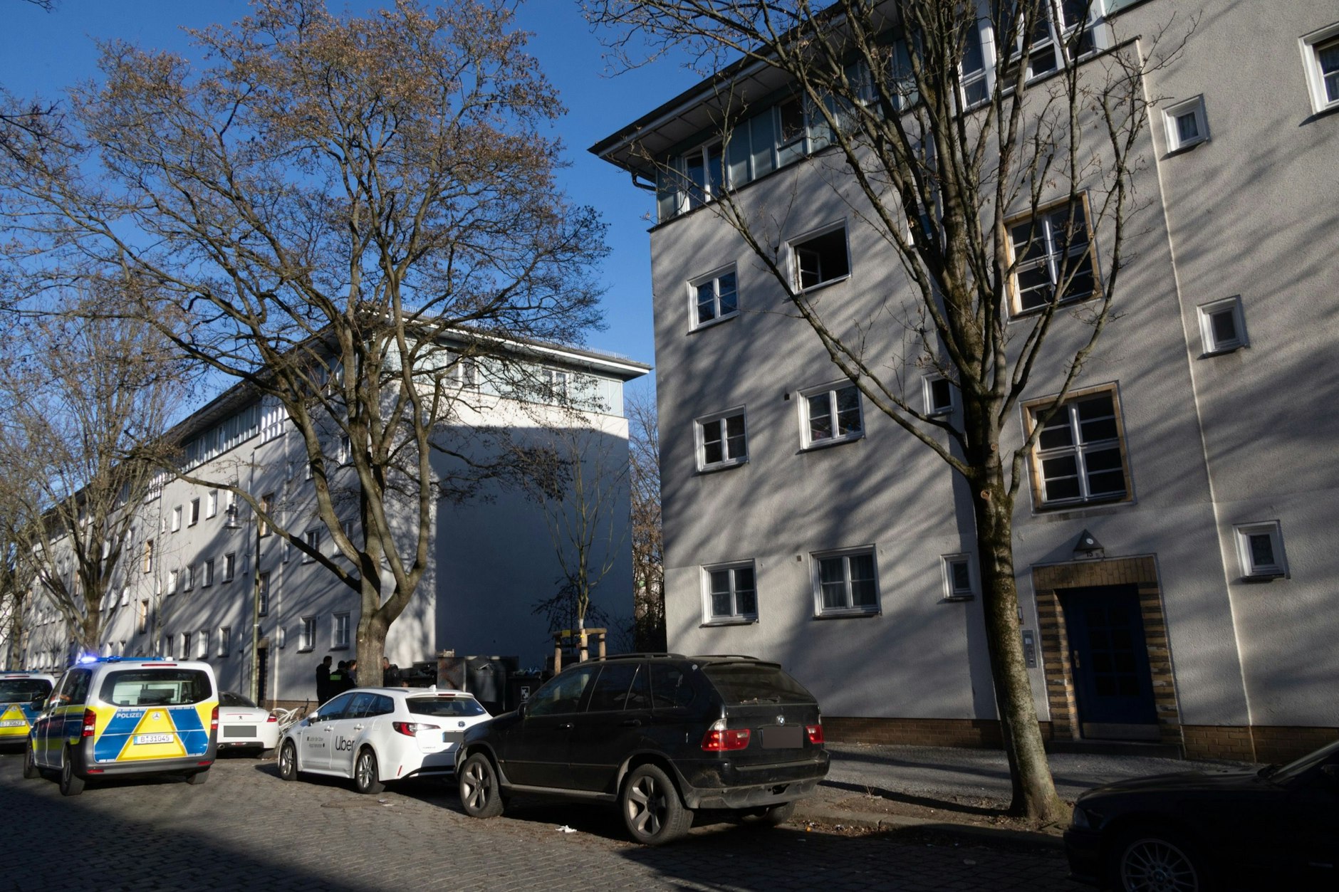 Aus diesem Gebäude in der Jupiterstraße stürzte ein Kleinkind. Ein Notarzt kümmerte sich um den kleinen Jungen, dann kam er in ein Krankenhaus.