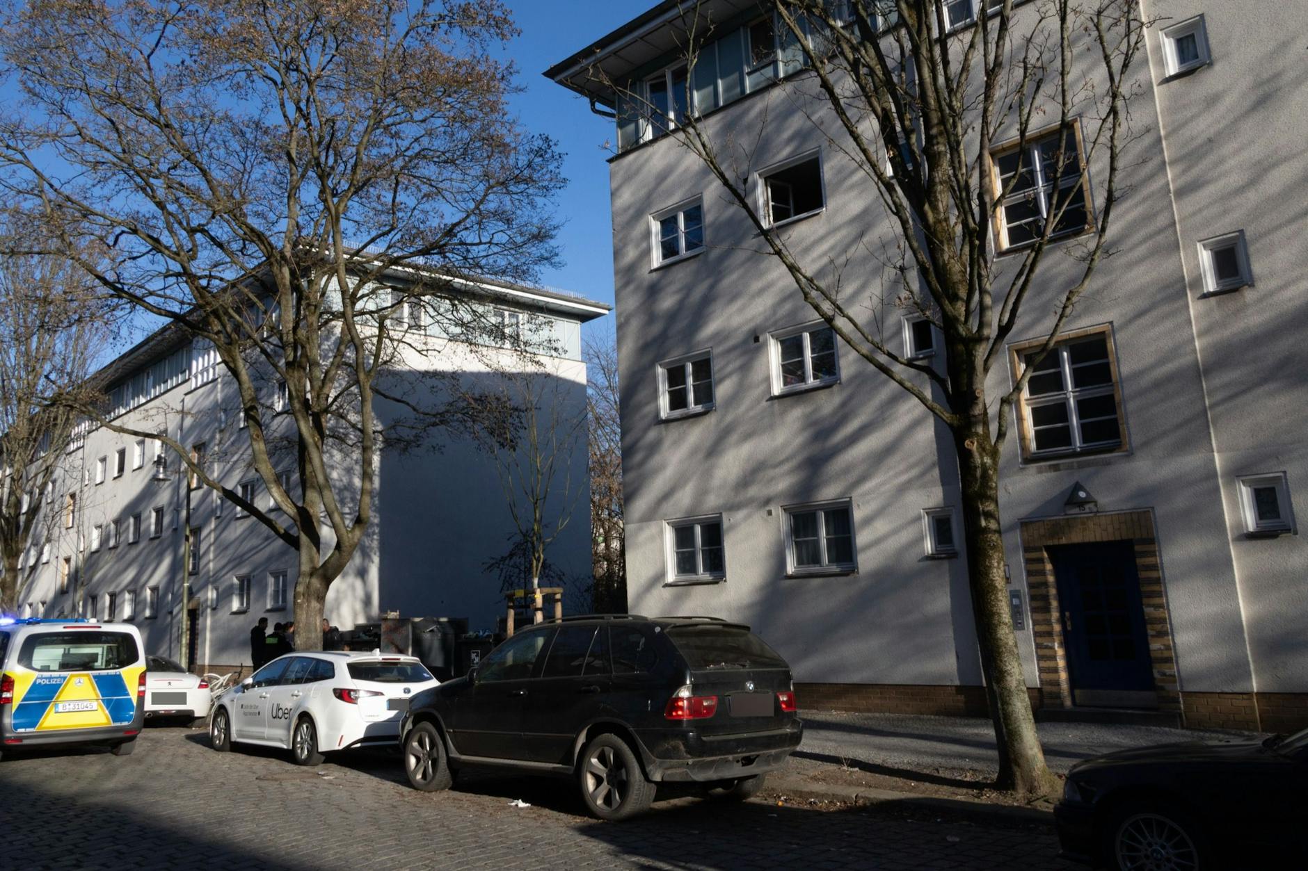 Nach Tragödie in Marzahn: Kleinkind stürzt in Neukölln aus 3. Stock