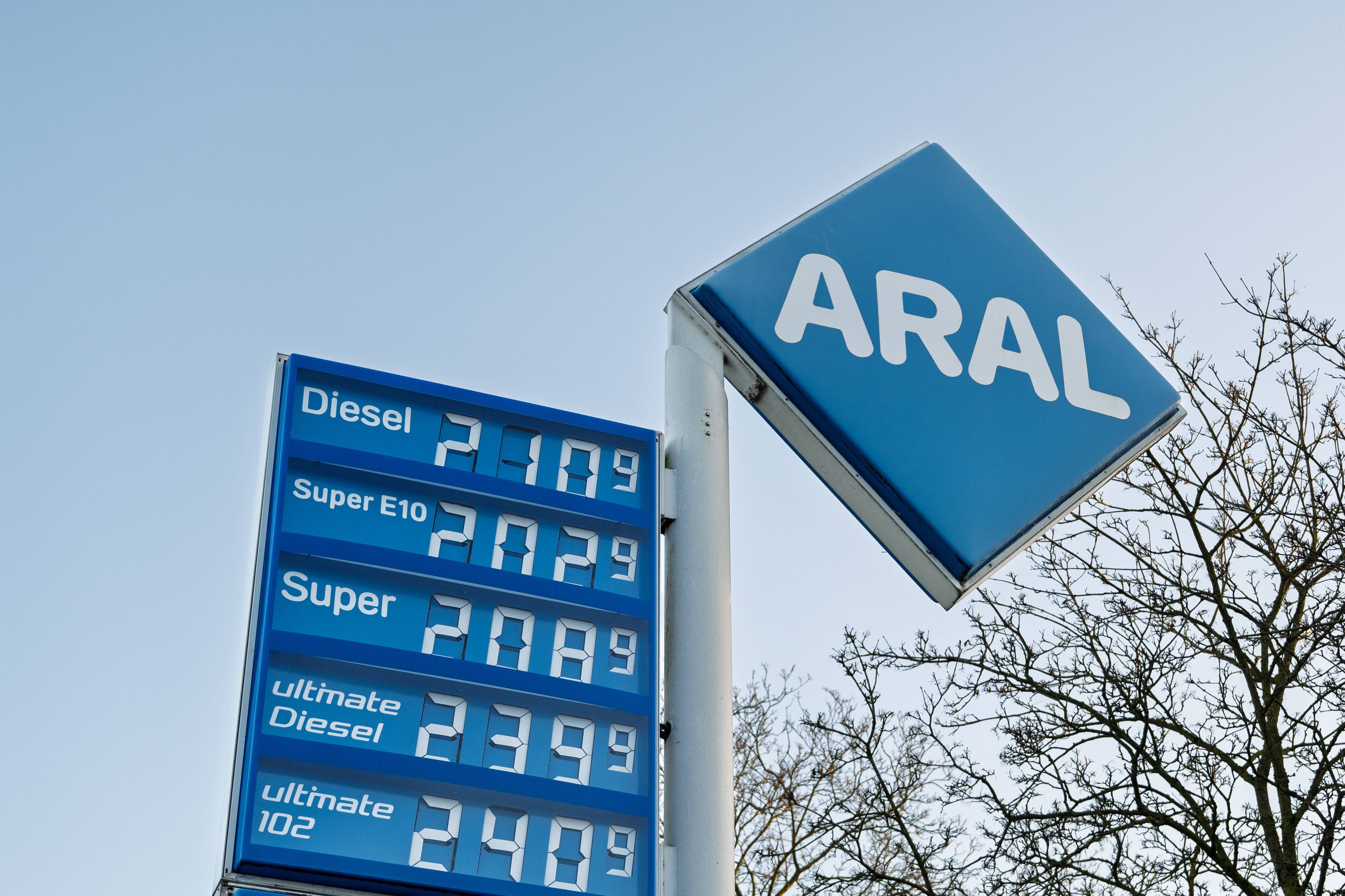 „Politik lässt sich einschüchtern“: Ölkonzerne zocken Autofahrer ab