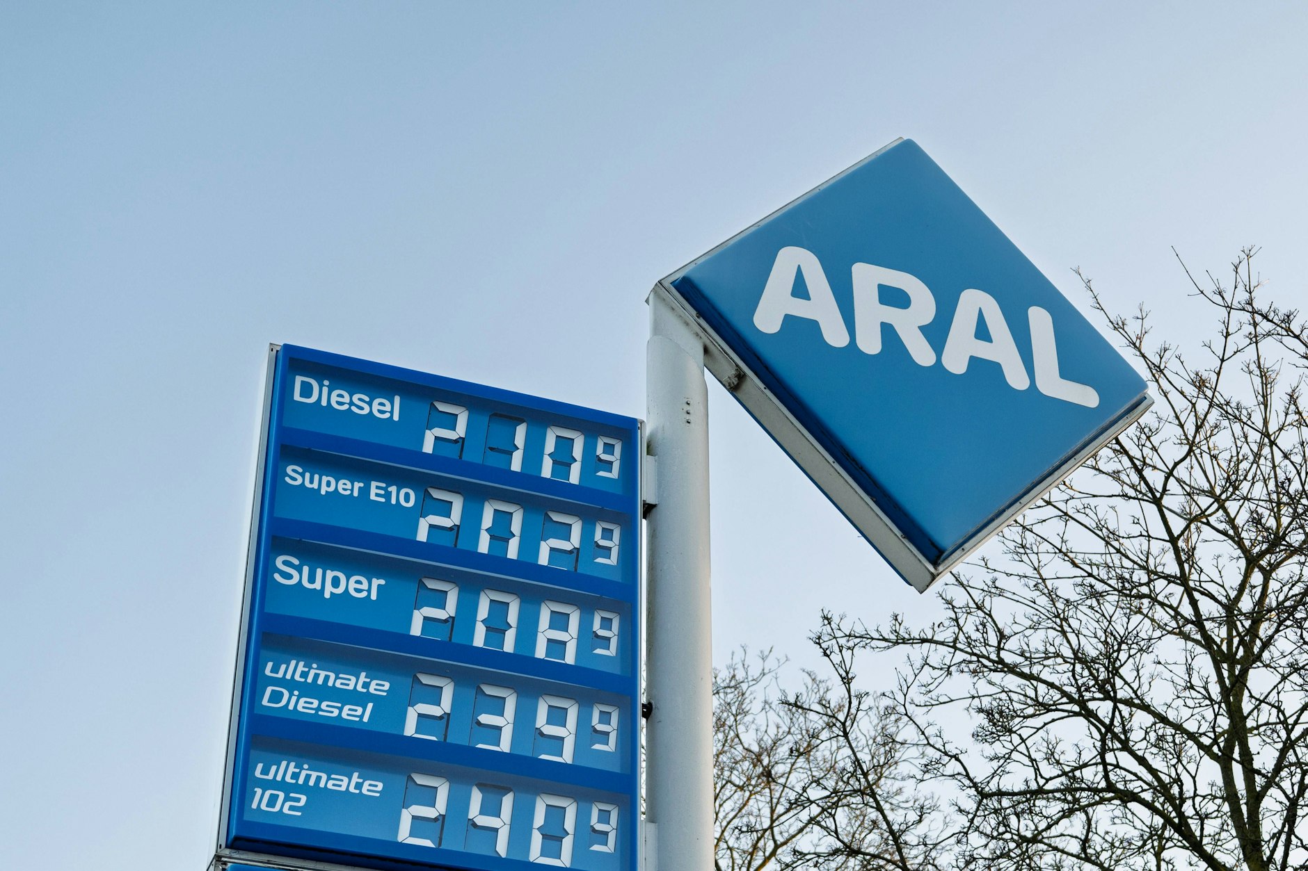 Mineralölkonzerne diktieren den Tankstellenbetreibern die Preise – nicht nur bei Aral. Bundesregierung und Kartellamt sehen zu.