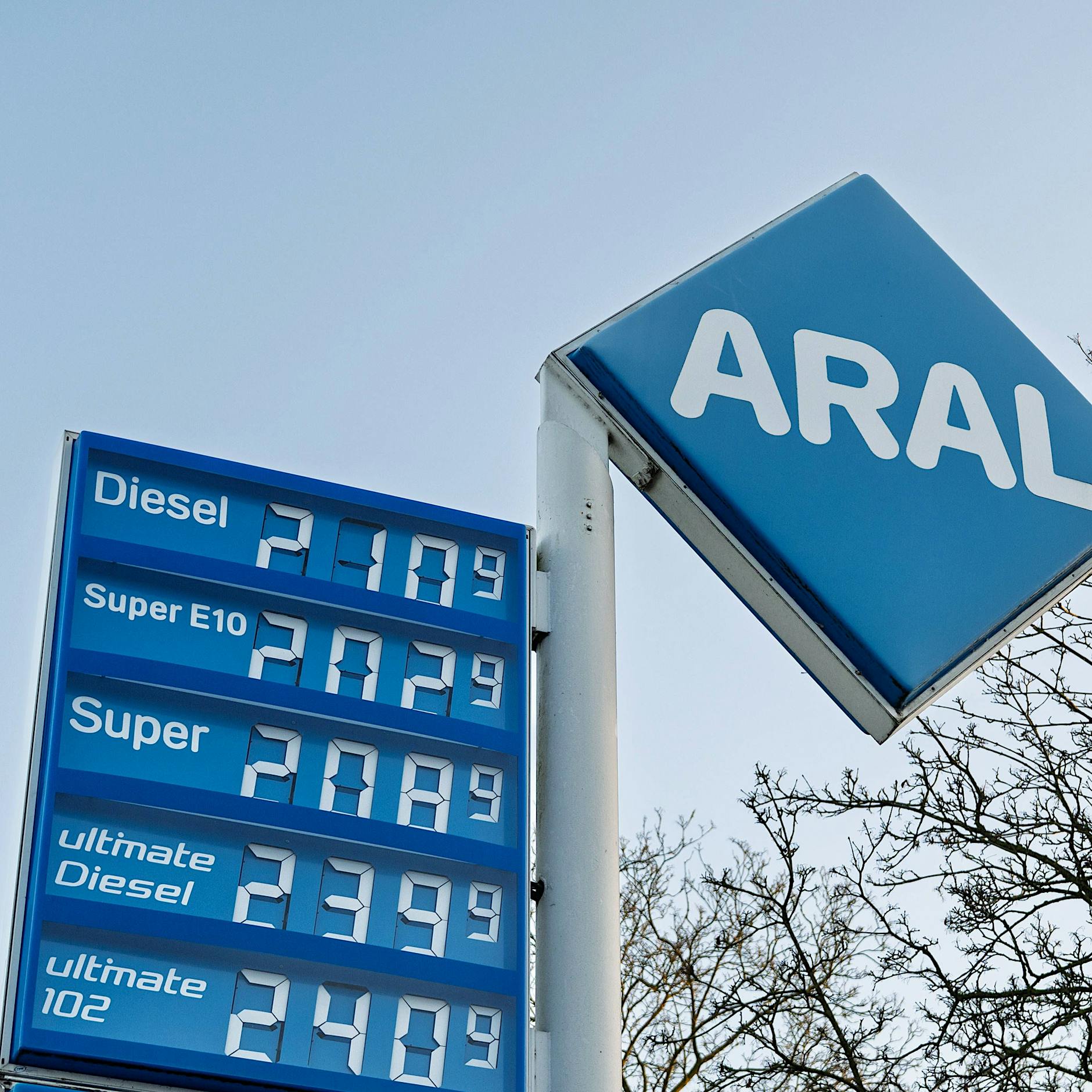 „Politik lässt sich einschüchtern“: Ölkonzerne zocken Autofahrer ab