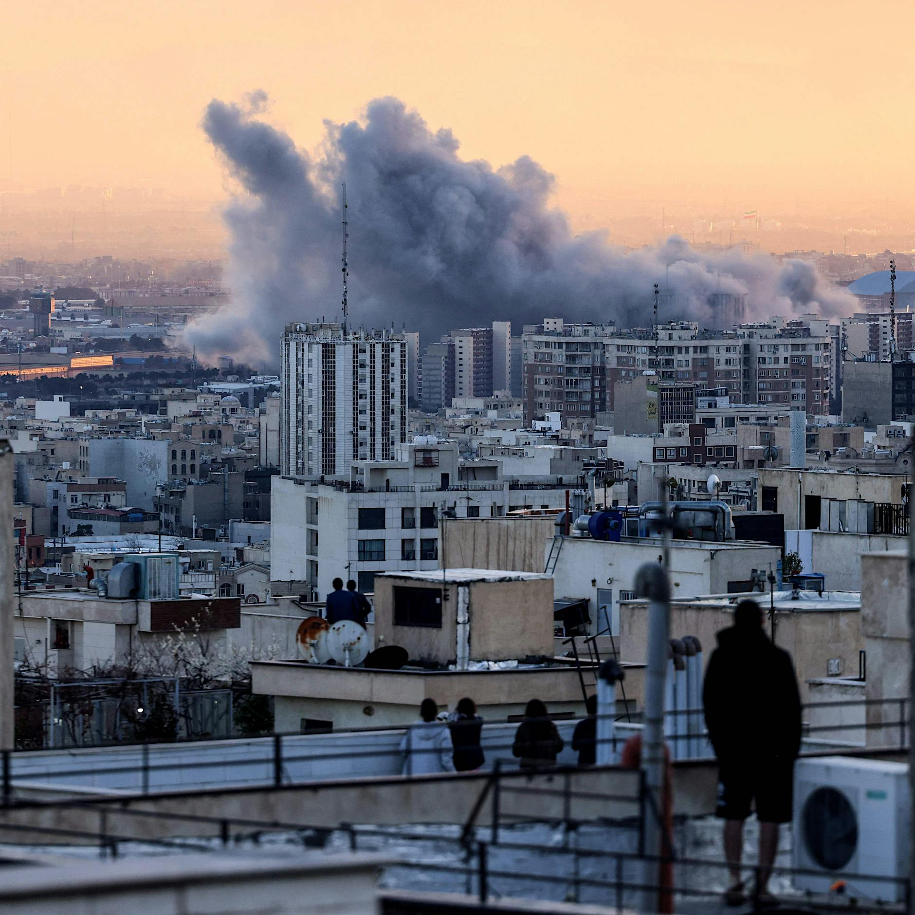 Luftangriffe und Proteste: Droht nun ein Bürgerkrieg im Iran?