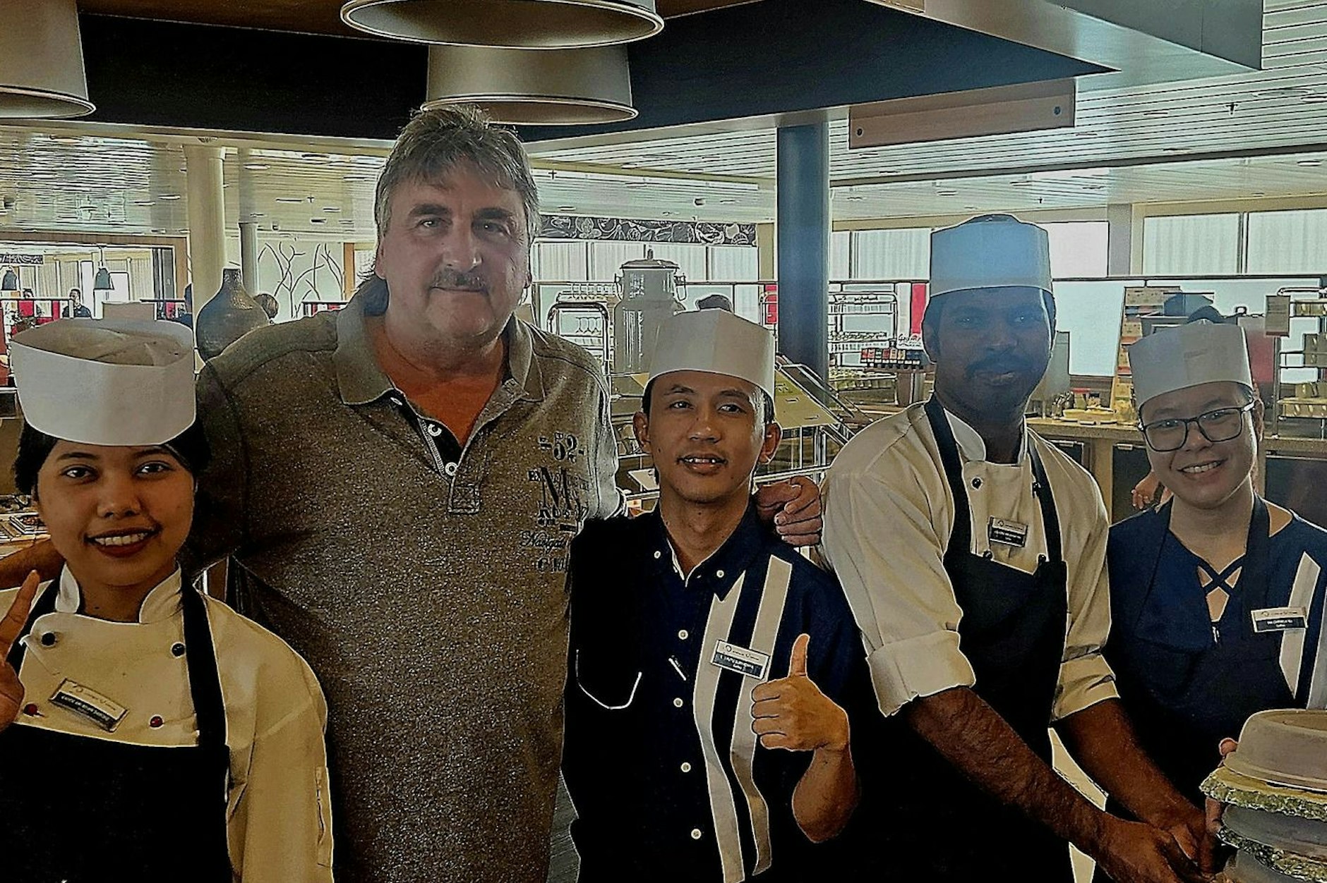 Norbert Raeder auf dem Kreuzfahrtschiff „Mein Schiff 4“ in Abu Dhabi.