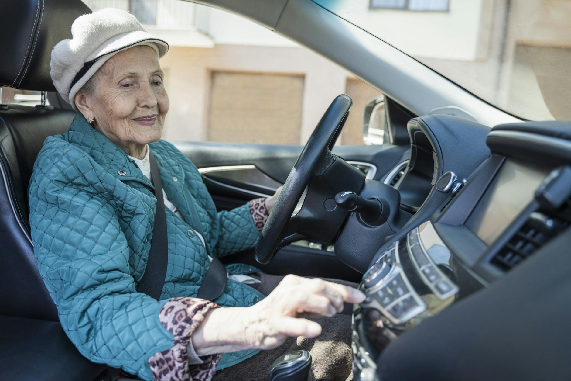 Ältere Autofahrer müssen bei der Kfz-Versicherung oft deutlich mehr zahlen. (Symbolbild)