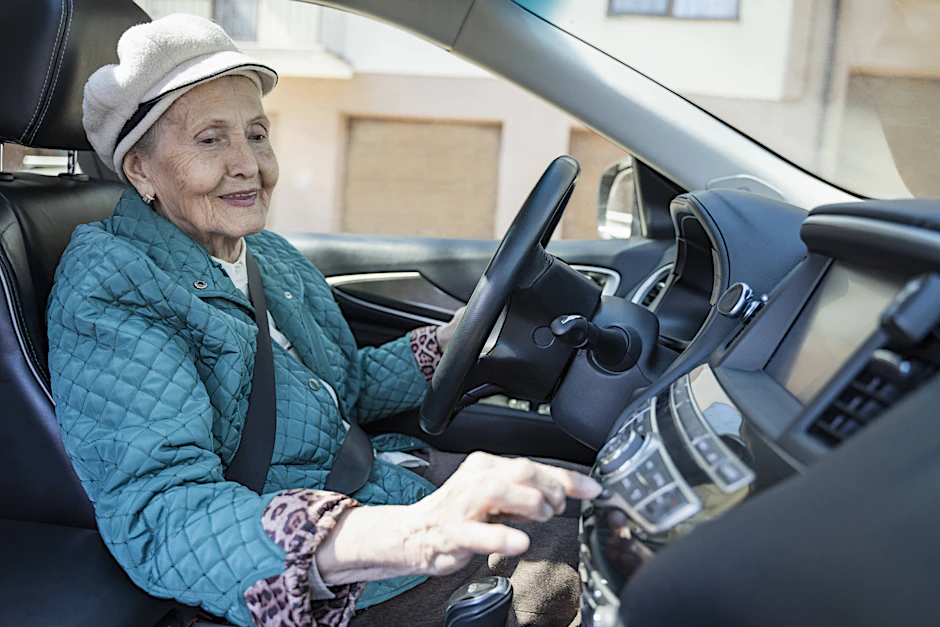 Ältere Autofahrer müssen bei der Kfz-Versicherung oft deutlich mehr zahlen. (Symbolbild)