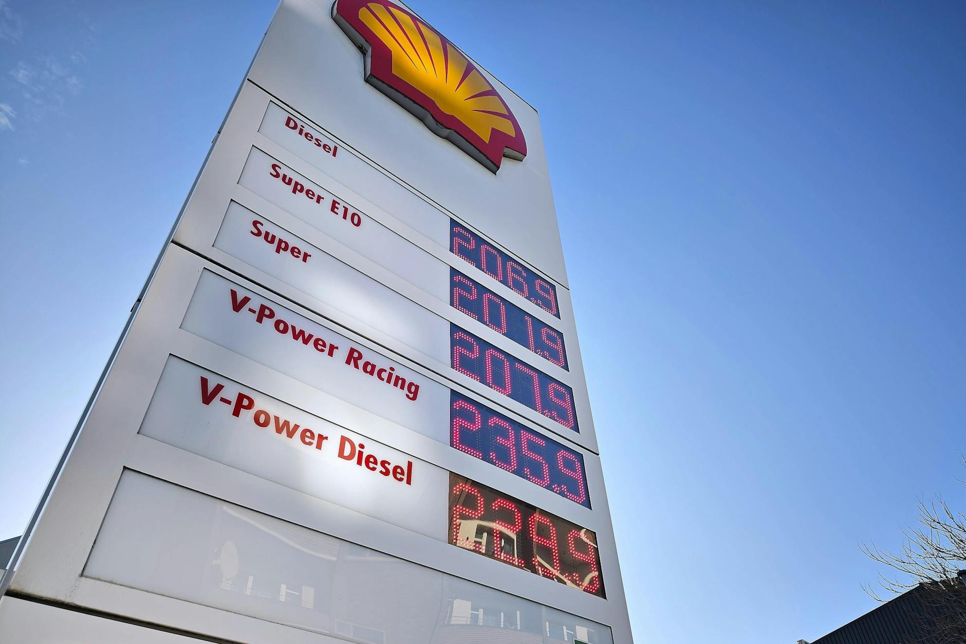 Am Mittwochmorgen kletterten die Spritpreise in Berlin auf über zwei Euro pro Liter.