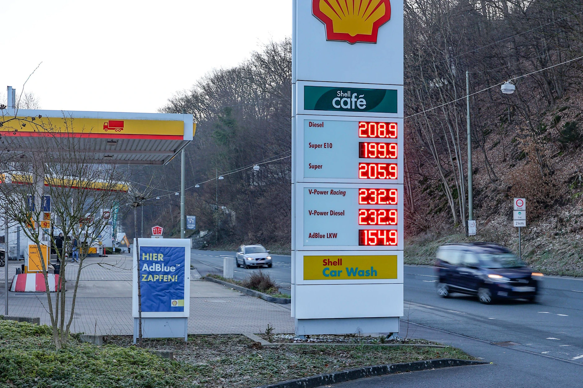 Am Mittwochmorgen stehen die Spritpreise schon über der 2-Euro-Marke. Experten zufolge könnte auf 2,30 Euro klettern.