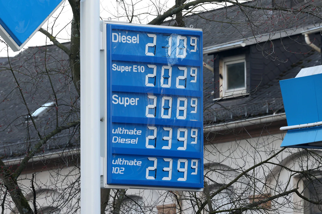 Spritpreise explodieren: Erste Engpässe an Tankstellen hinter der Grenze!