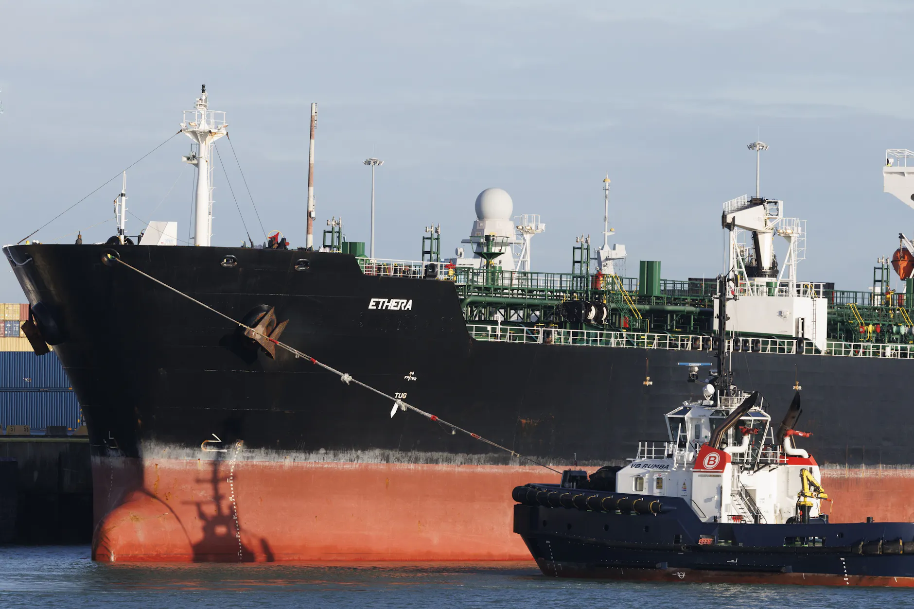 Der Öltanker "Ethera" im Marinestützpunkt in Zeebrugge.