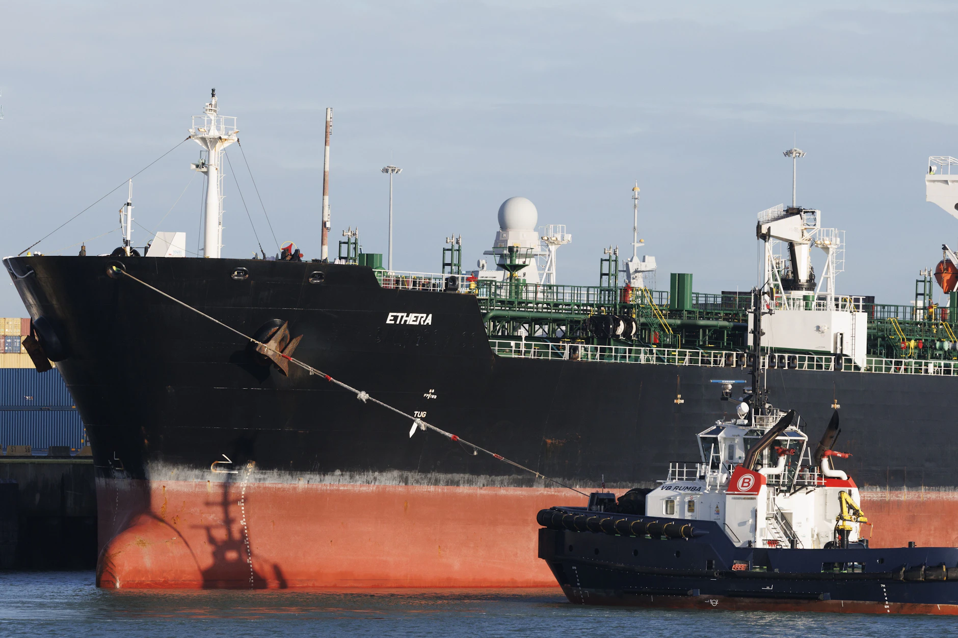 Der Öltanker "Ethera" im Marinestützpunkt in Zeebrugge.