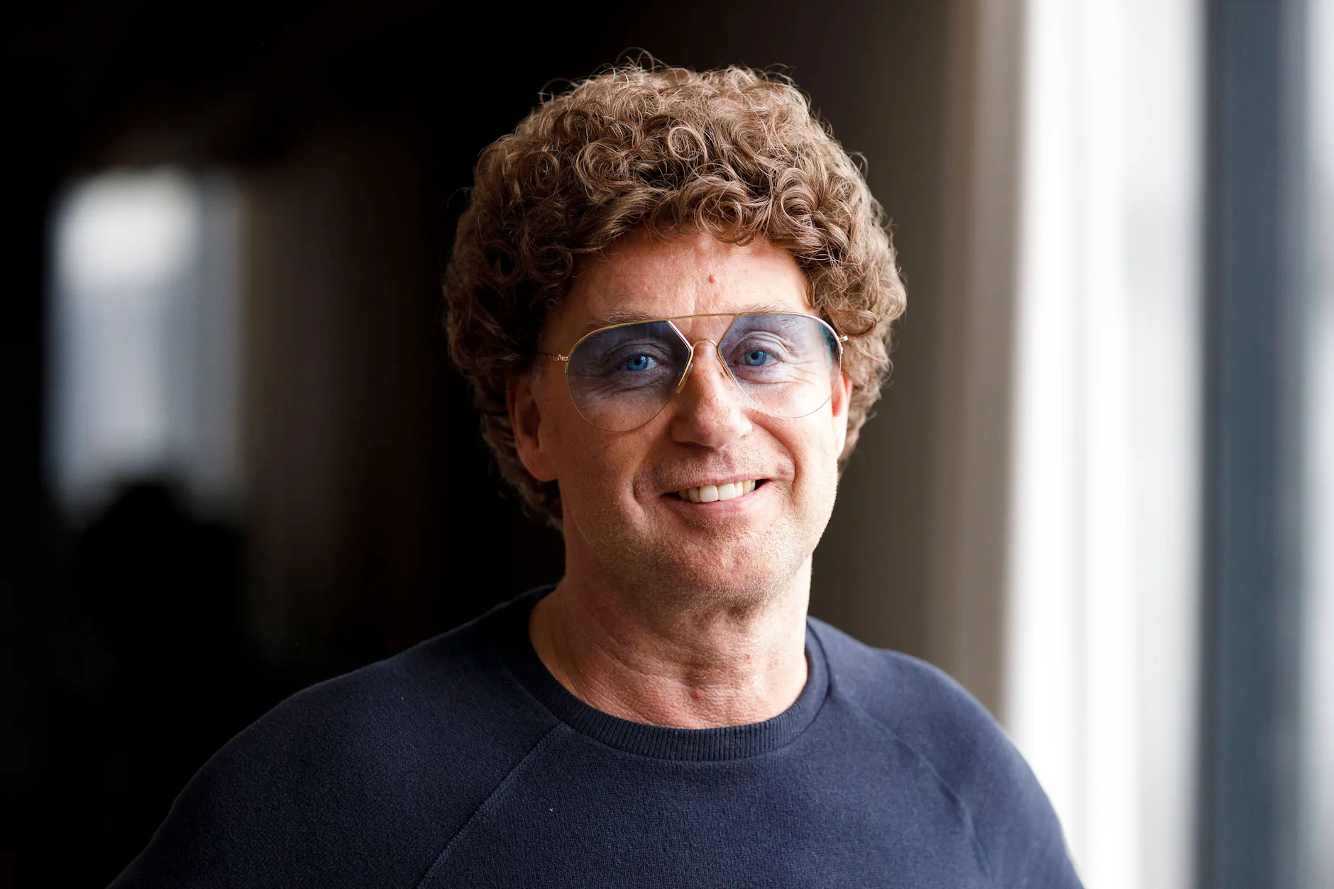 Lockige Haare, Pilotenbrille und breites Grinsen: Seit 30 Jahren steht Atze Schröder auf der Bühne.