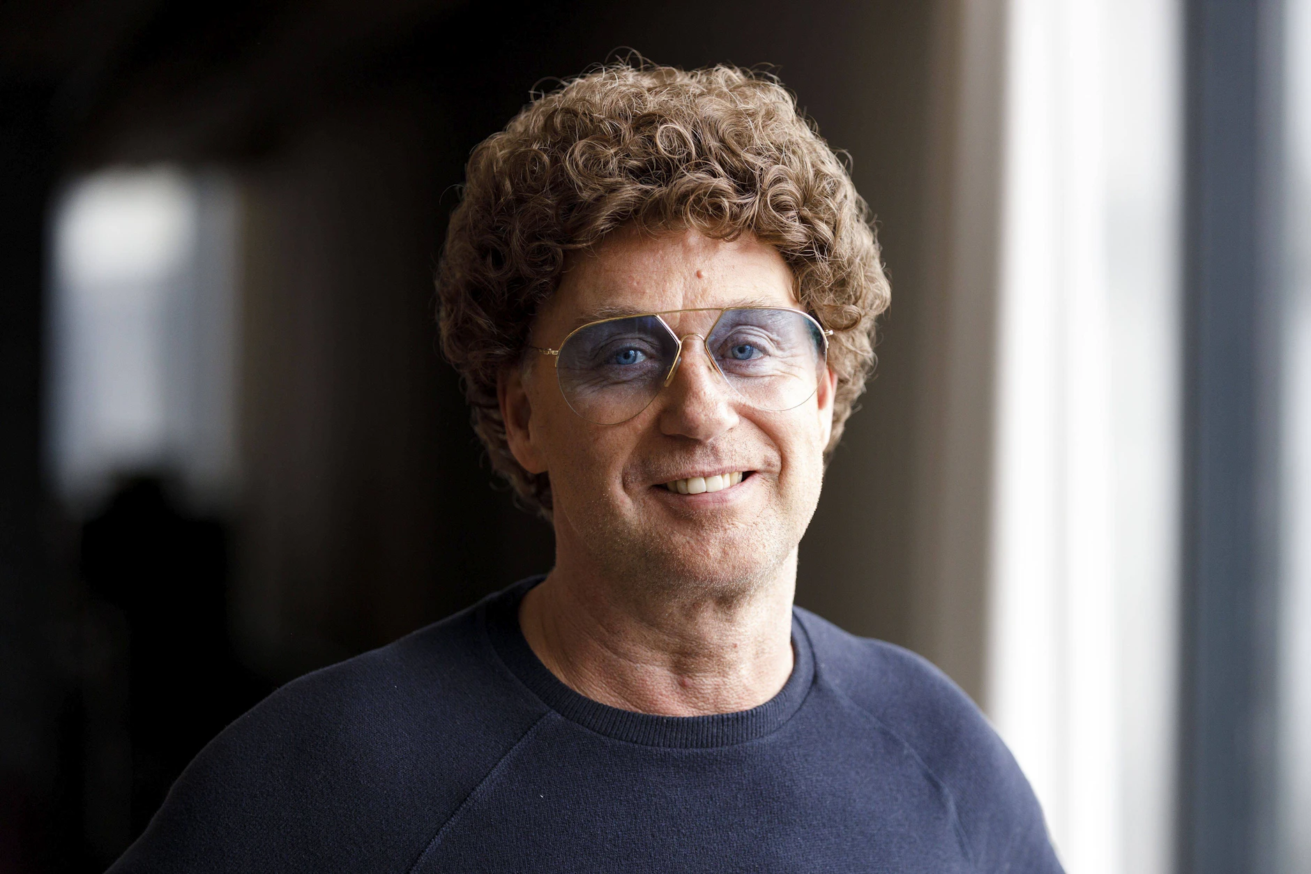 Lockige Haare, Pilotenbrille und breites Grinsen: Seit 30 Jahren steht Atze Schröder auf der Bühne.