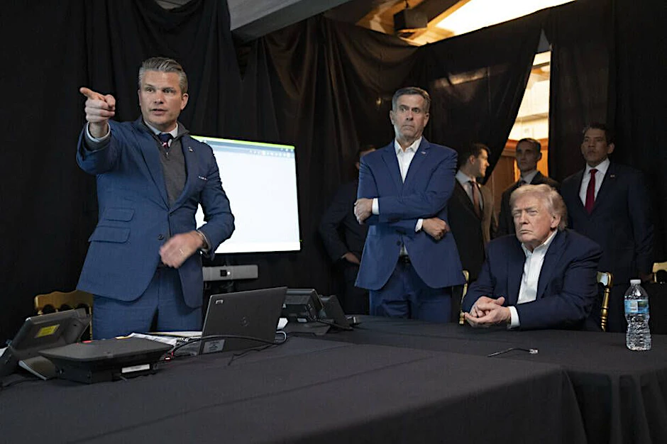 Kriegsminister Pete Hegseth, CIA-Direktor John Ratcliffe und Präsident Donald Trump beobachten die Festnahme des venezolanischen Präsidenten Nicolas Maduro während der Operation. 