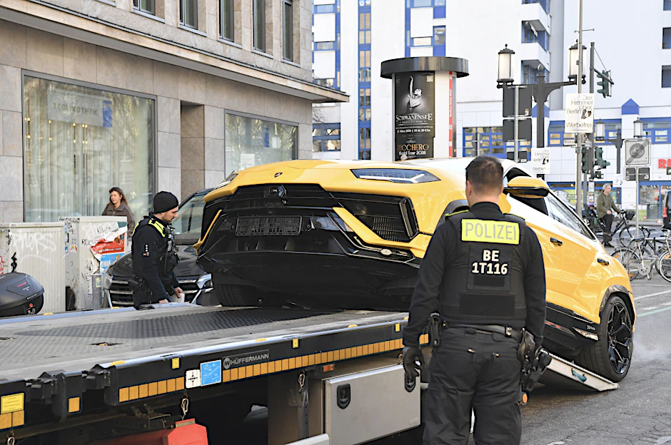 Bei einer Razzia durchsuchten Polizeibeamte einen Autoverkaufsladen für hochwertige Fahrzeuge in Charlottenburg.