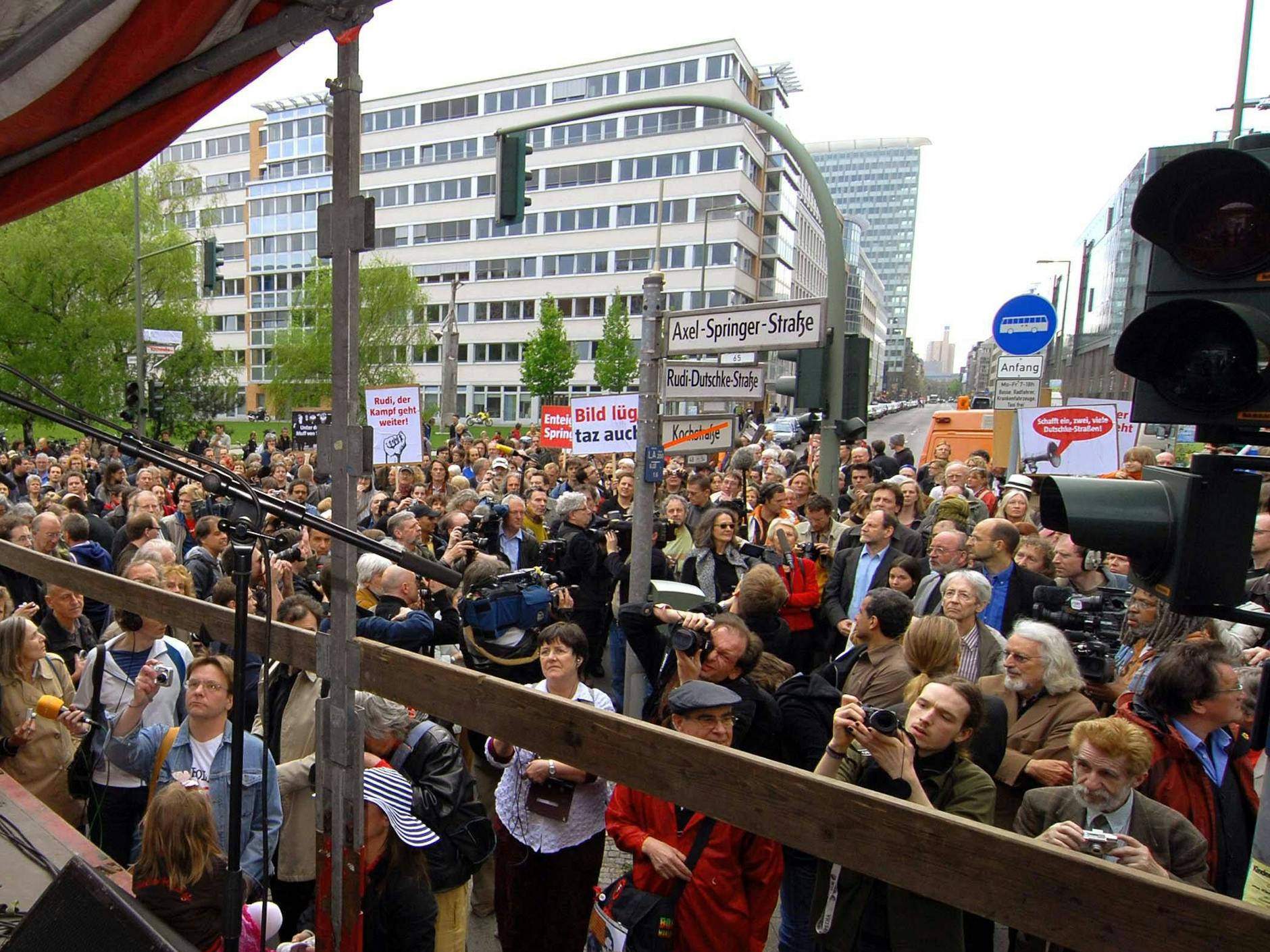 Archivbild von 2008: So sah das Bürogebäude an der Ecke zuletzt aus. Hier entsteht nun das große a&o-Hostel.