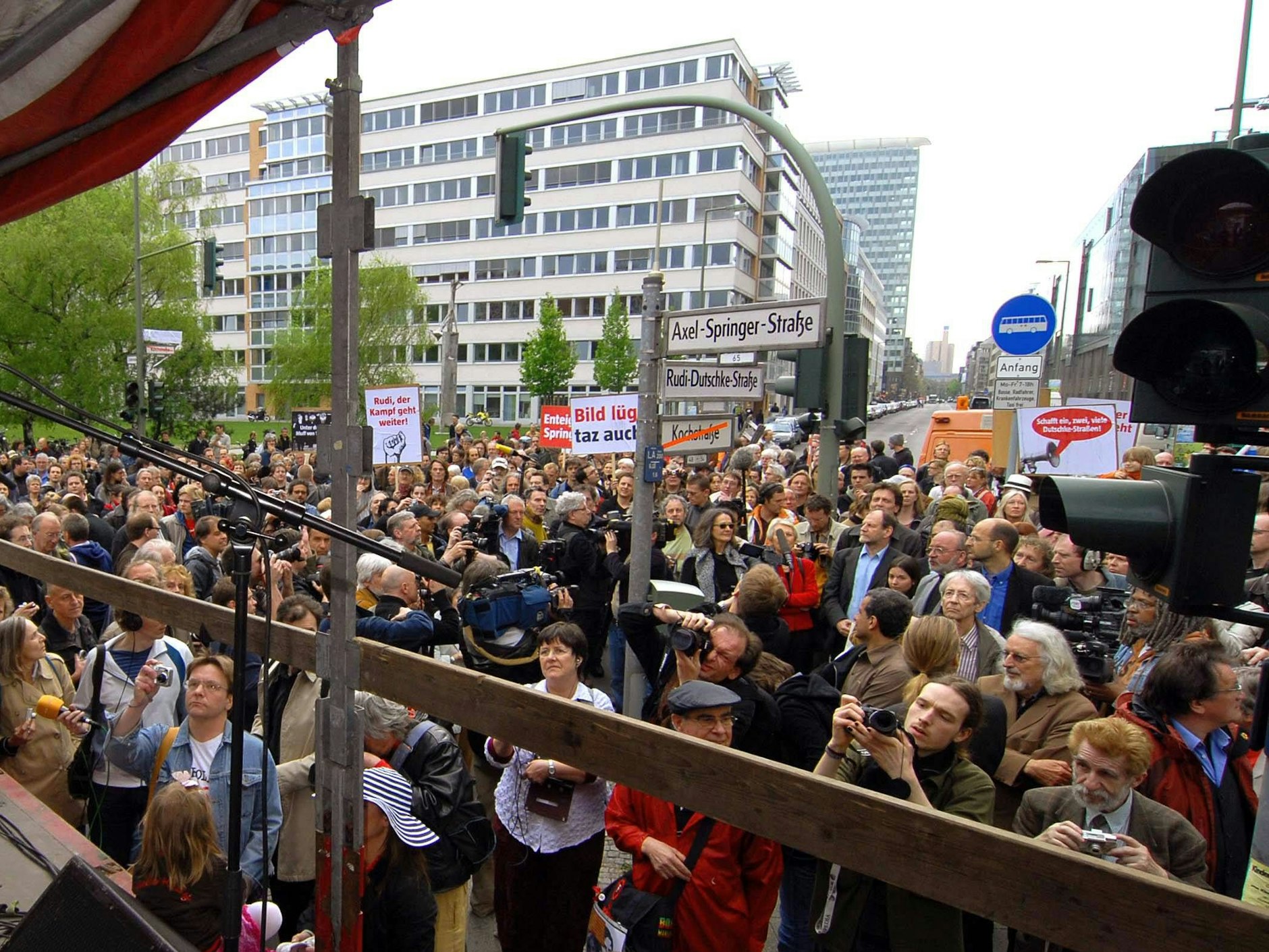 Archivbild von 2008: So sah das Bürogebäude an der Ecke zuletzt aus. Hier entsteht nun das große a&o-Hostel.
