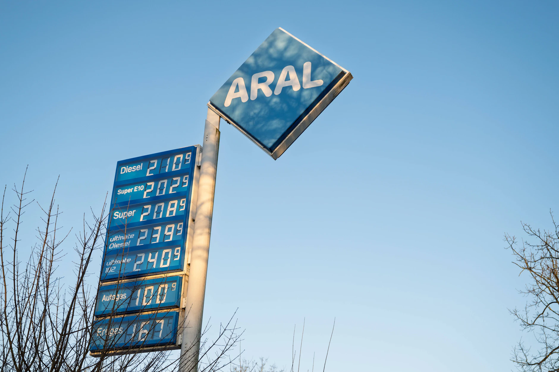 Benzin hat die Zwei-Euro-Marke geknackt, auch in Berlin.