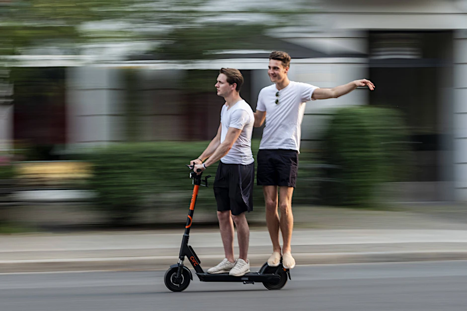 Auf zwei Rädern durch die Stadt: Zwei junge Männer sind auf einem E-Scooter unterwegs. Laut Polizei gibt es in Berlin mittlerweile 70.000 dieser Fahrzeuge.