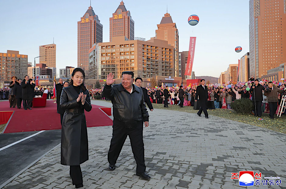 Nordkoreas Machthaber Kim Jong-un und seine Tochter Ju-ae bei einem Termin in Pjöngjang