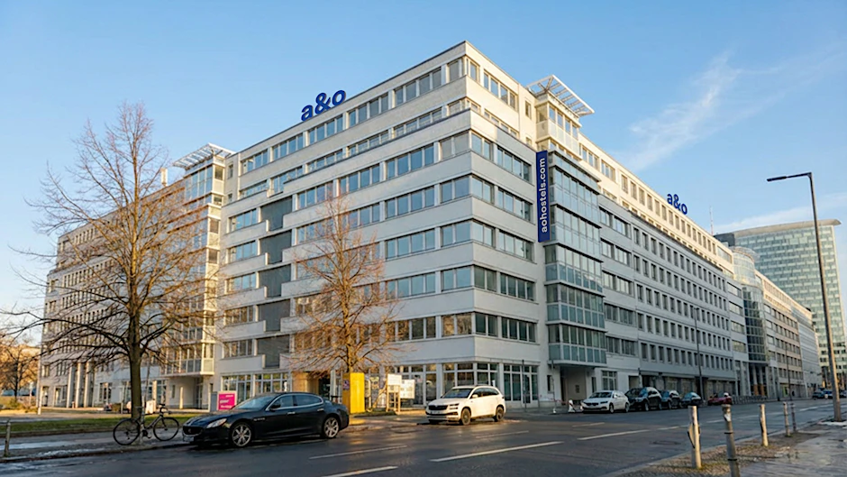 So soll das größte Hostel Europas aussehen, das am Checkpoint Charlie entsteht.