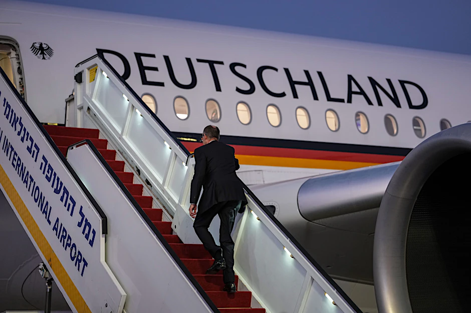 Israel, Jerusalem: Bundeskanzler Friedrich Merz (CDU) steigt nach seinem Israel-Besuch ins Flugzeug, um nach Berlin zu fliegen.