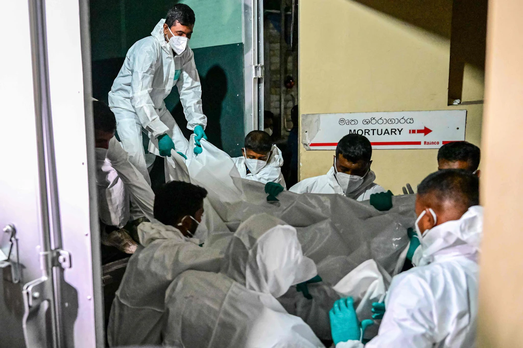 Rettungskräfte tragen Leichen iranischer Seeleute, die bei einem US-Torpedoangriff auf ihre Fregatte „IRIS Dena“ vor der Südküste Sri Lankas ums Leben kamen.