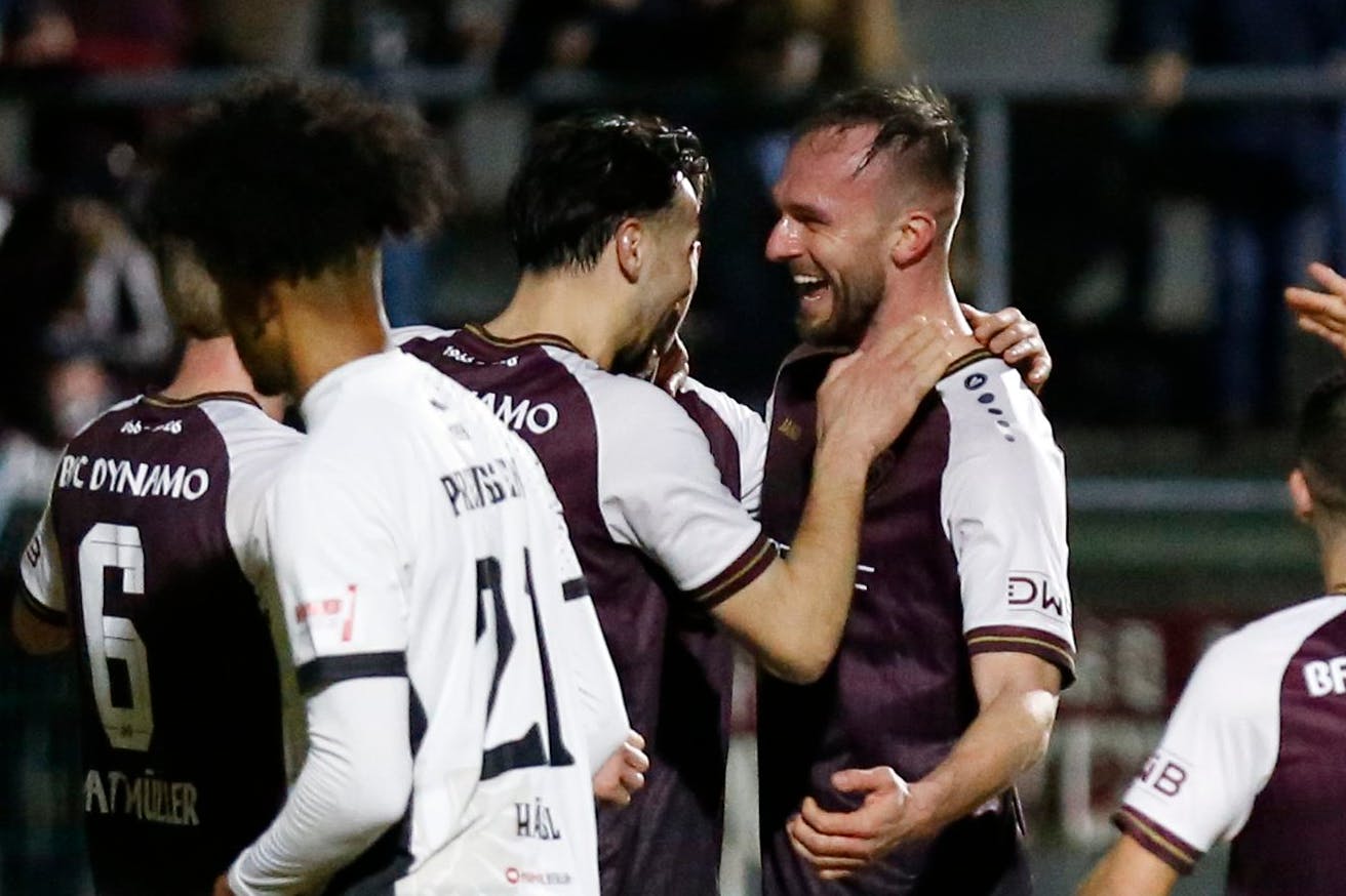 Torschützen unter sich: Rufat Dadashov, Kapitän des BFC Dynamo, gratuliert Tobias Gunte (r.) zu dessen 1:0 gegen den BFC Preussen.