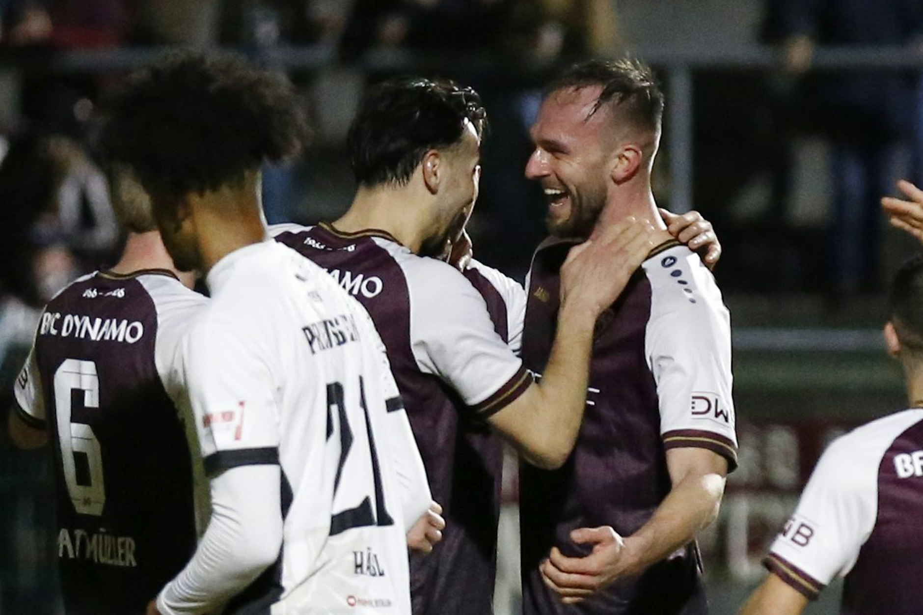 Torschützen unter sich: Rufat Dadashov, Kapitän des BFC Dynamo, gratuliert Tobias Gunte (r.) zu dessen 1:0 gegen den BFC Preussen.