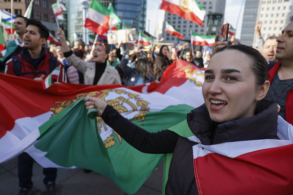 „Die Iraner müssen ihr Schicksal selber in die Hand nehmen“: Exilanten ...