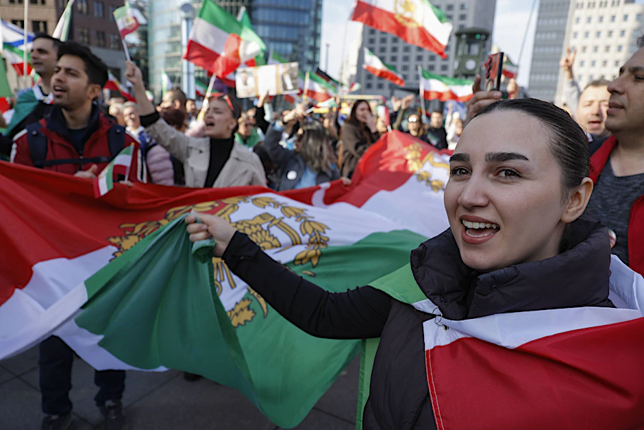 Eine Frau hält die Löwe-und-Sonne-Flagge: Viele Exil-Iraner hoffen auf die Rückkehr des Schahs.