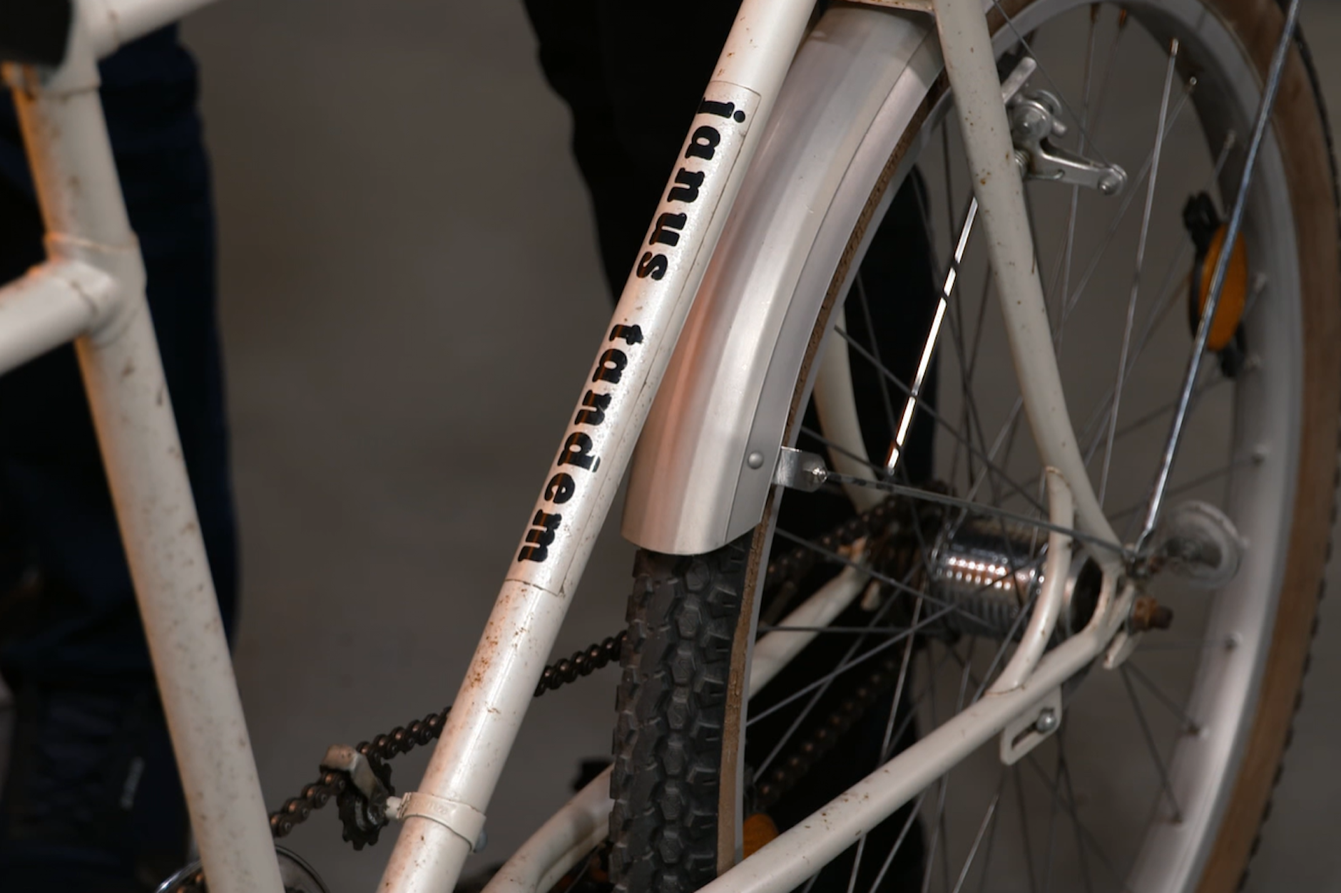 Für das schräge Fahrrad bei „Bares für Rares“ braucht man Vertrauen – für ein Paar, das seit 49 Jahren verheiratet ist, ist das Janus Tandem aber kein Problem.