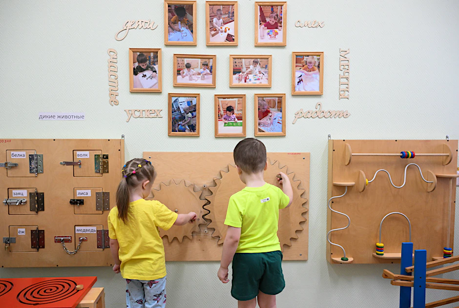 Kleinkinder spielen in einer Kita: In Dresden möchte die Stadtverwaltung langfristig Betreuungsplätze abbauen.