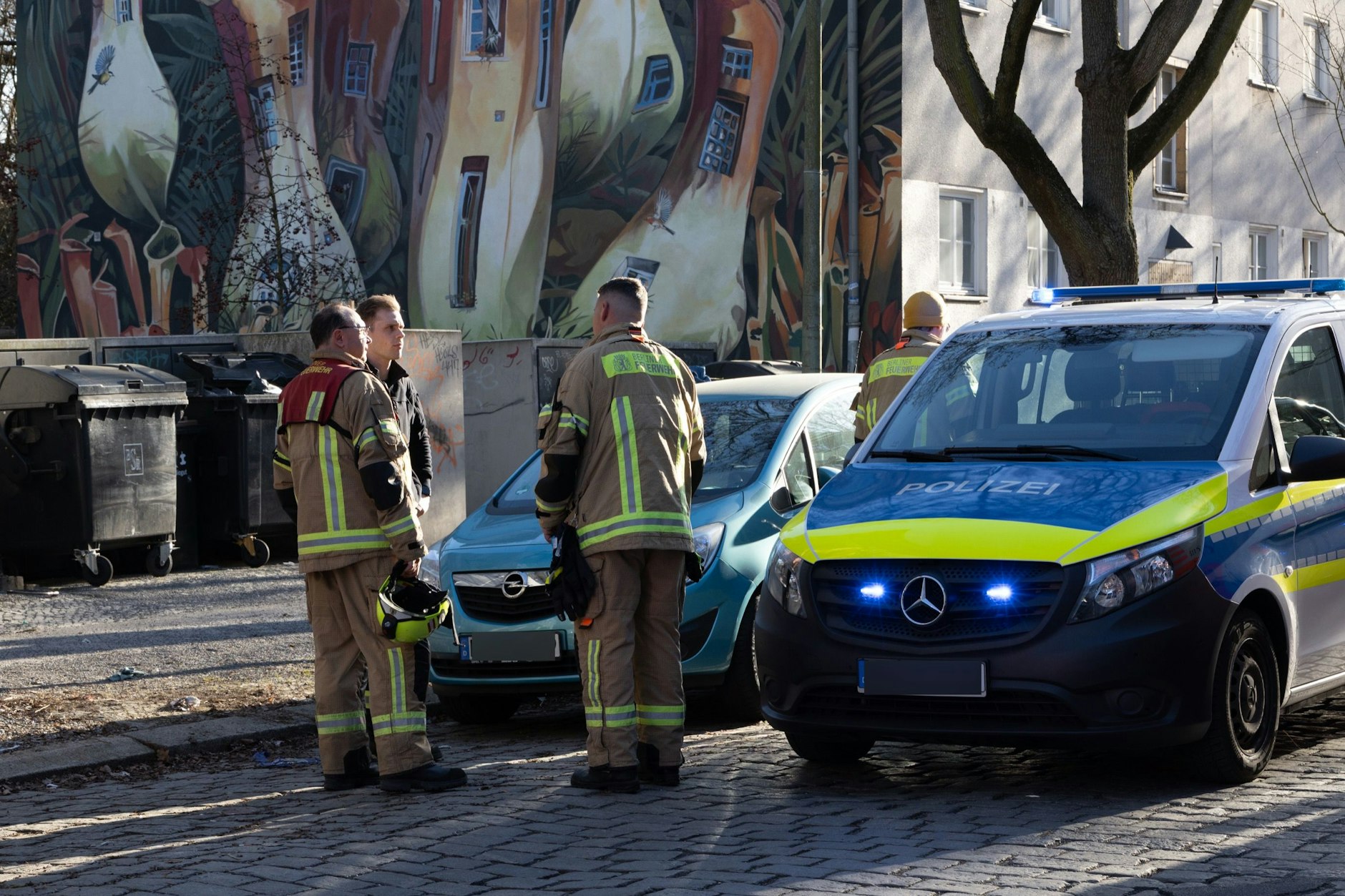 Einsatzkräfte von Feuerwehr und Polizei am Einsatzort in der Jupiterstraße.