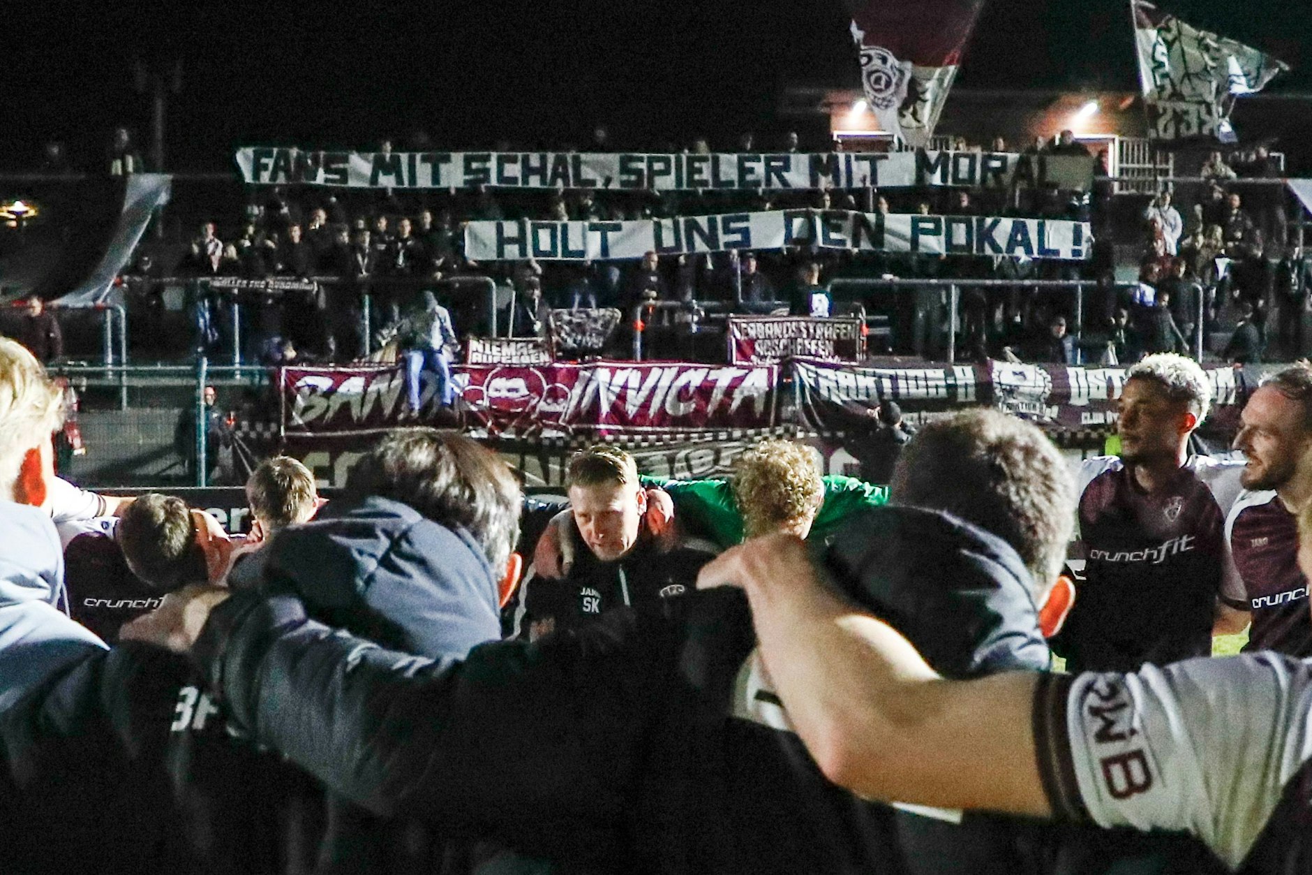 Nach dem 3:1 gegen Preussen zeigen die Fans des BFC Dynamo, was sie von ihren Lieblingen wollen.