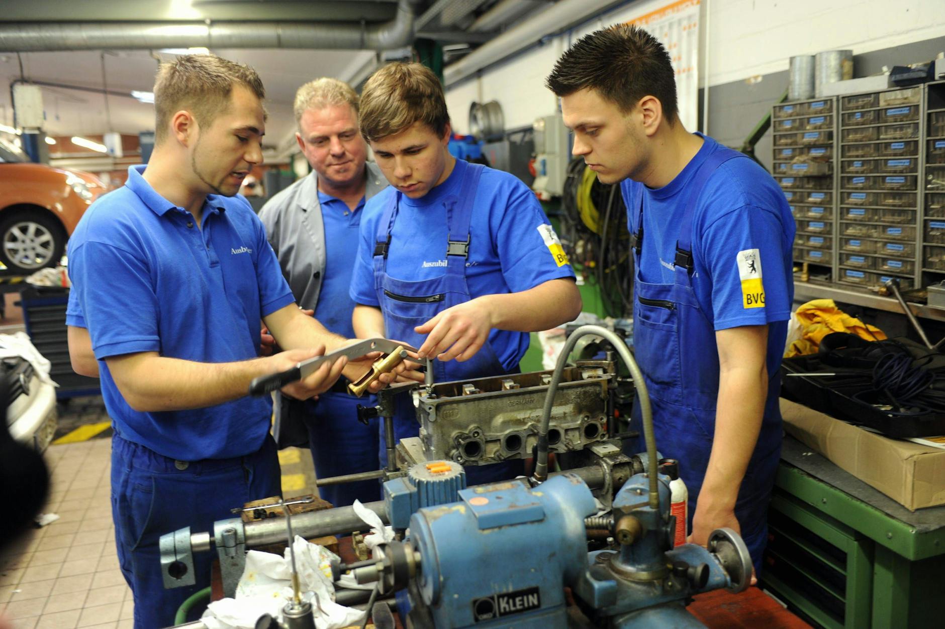 BVG-Azubis in der Ausbildungswerkstatt der BVG in Ruhleben. Hier lernen zukünftige Mechatroniker. Sie verdienen im letzten Lehrjahr 1.527,59 Euro im Monat.
