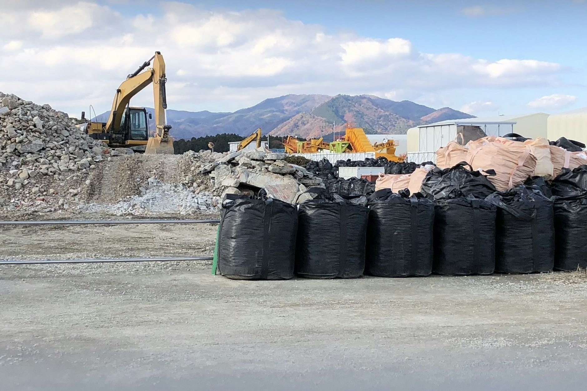 Radioaktive Erde und radioaktiver Schutt wurde in schwarze Säcken „zwischengelagert“.
