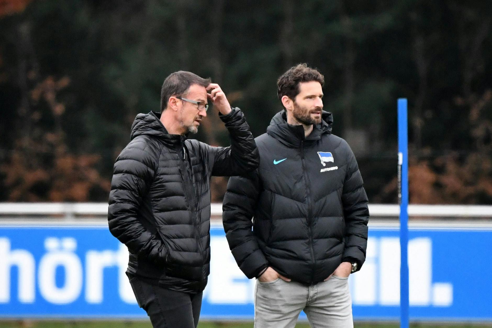 Arne Friedrich (r., hier mit Fredi Bobic) arbeitete nach seiner aktiven Karriere als Sportdirektor für Hertha BSC.