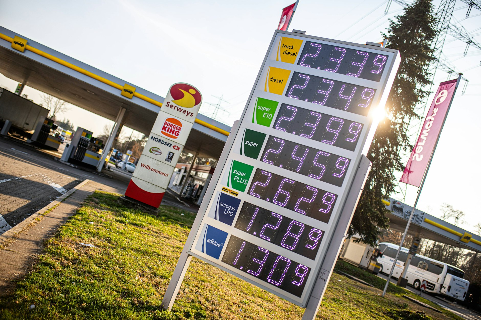 Die Spritpreise an Tankstellen werden immer teurer und haben seit einigen Tagen die Zwei-Euro-Marke geknackt.