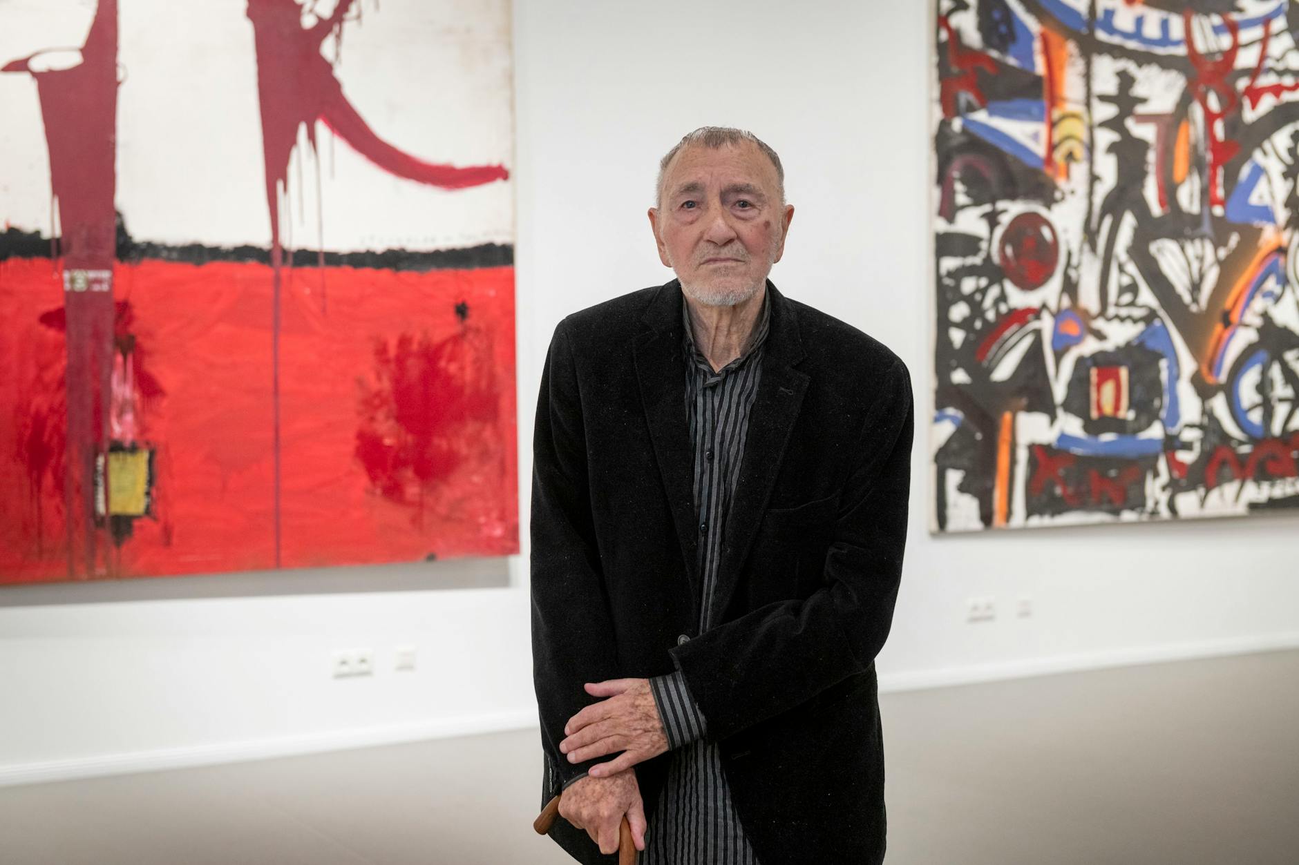 Strawalde vor seinen im Jahr 1990 in Paris gemalten expressiven Tafeln