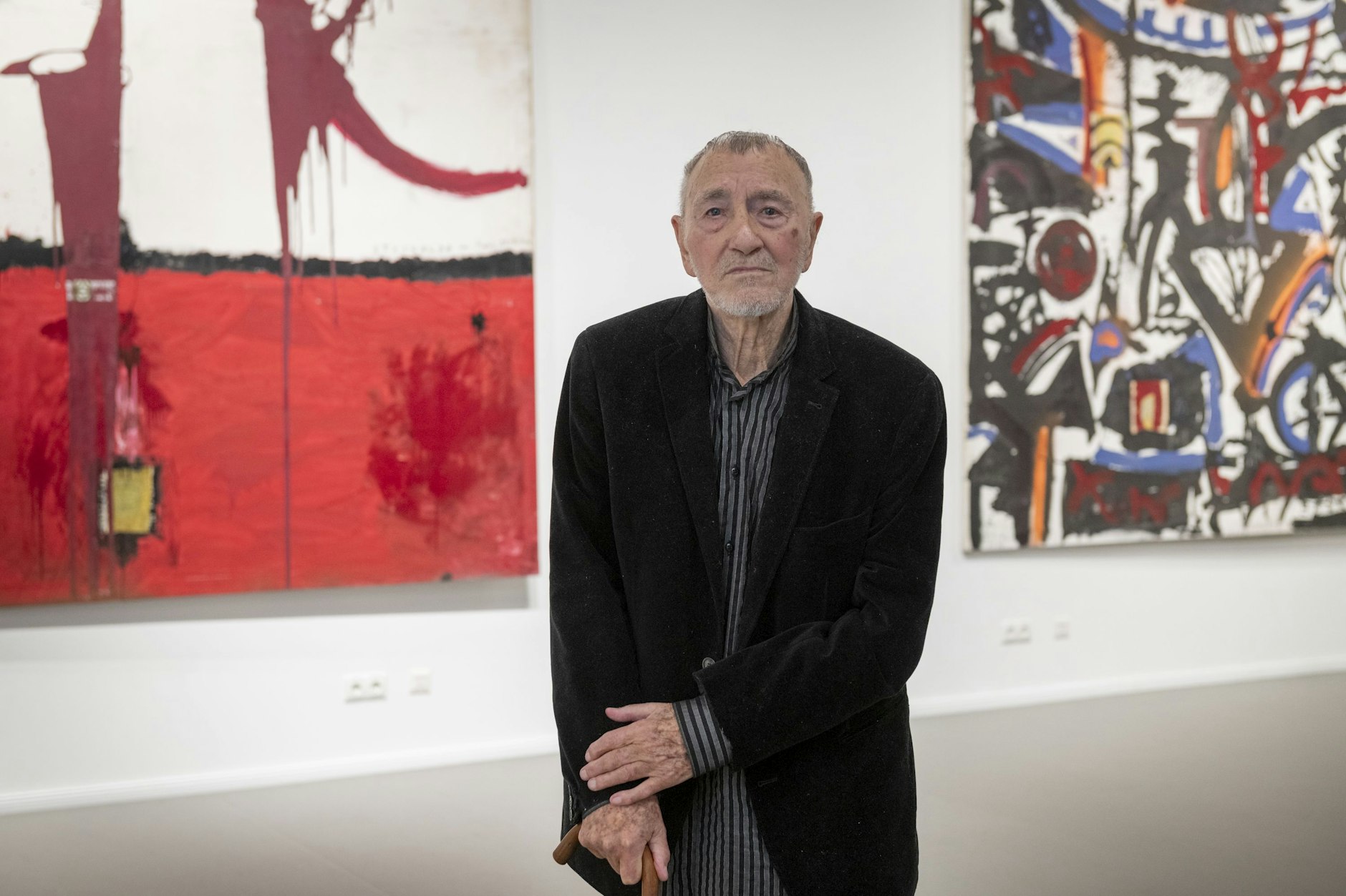 Strawalde vor seinen im Jahr 1990 in Paris gemalten expressiven Tafeln