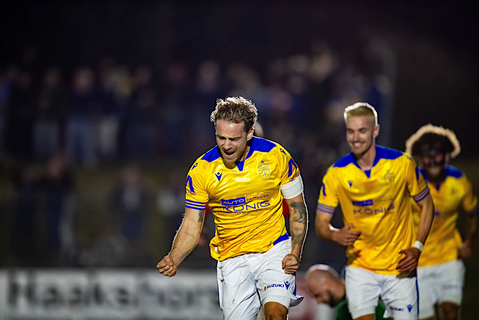 Der FC Carl-Zeiss Jena jubelt: Kapitän Nils Butzen und seine Teamkollegen wollen den knappen Hinspielsieg (1:0) am Sonntag bei Lok Leipzig wiederholen.