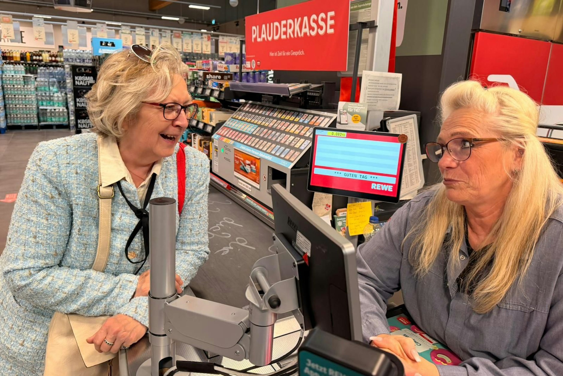 Die Kundin Marianne Stiller (66) und die Kassiererin Petra Bertow (55) an der Plauderkasse.