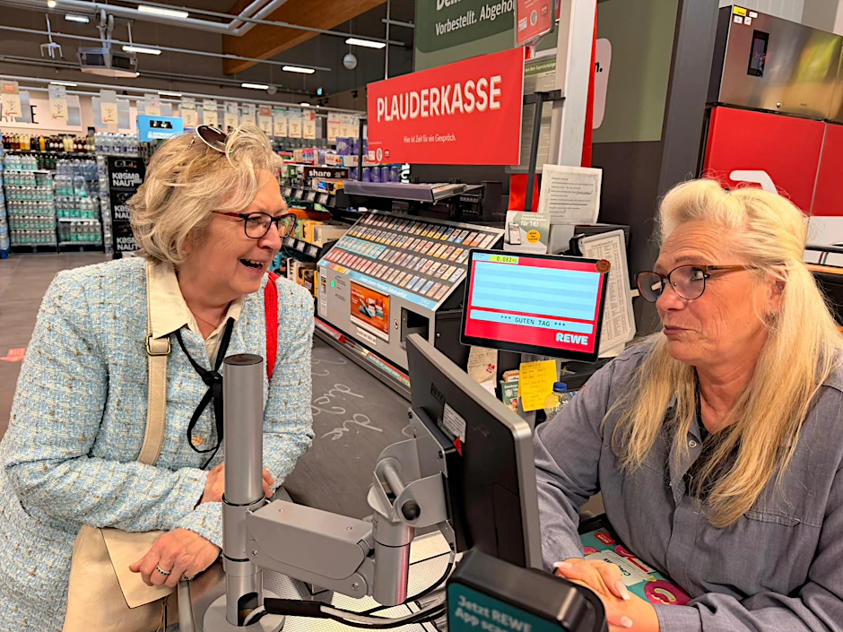 Die Kundin Marianne Stiller (66) und die Kassiererin Petra Bertow (55) an der Plauderkasse.