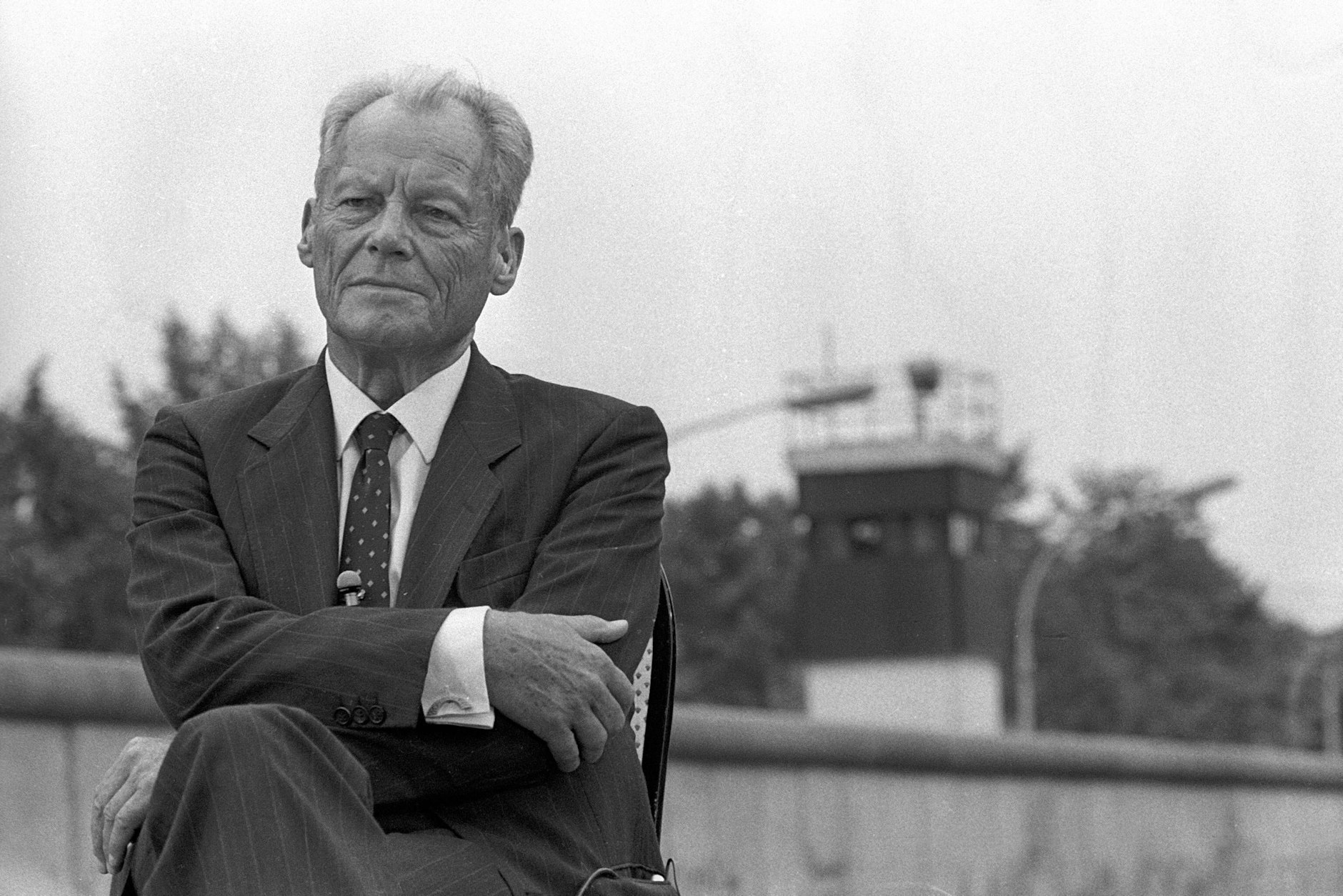 Willy Brandt anlässlich eines Fernsehinterviews an der Berliner Mauer