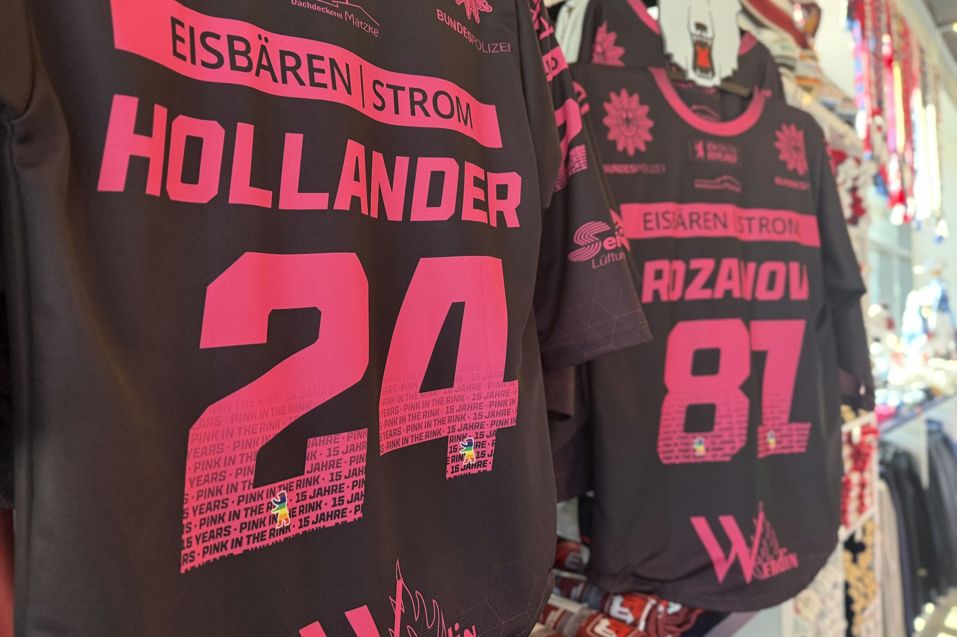 Hollander und Rozanov – die Namen der fiktiven Eishockey-Spieler aus „Heated Rivalry“ zieren nun die Trikots der Berliner Eisbären.