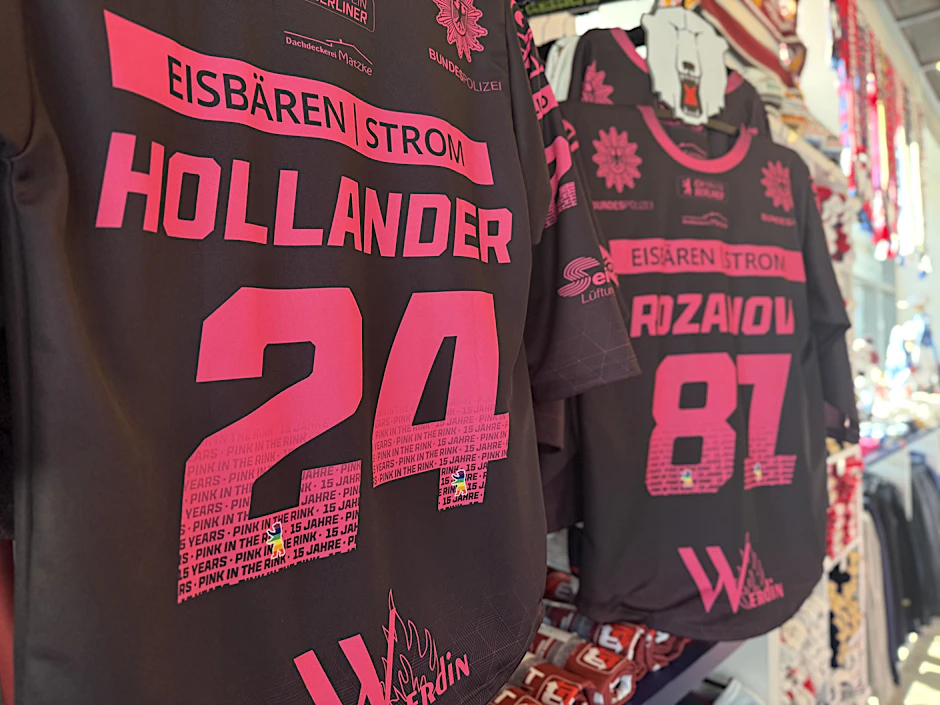 Hollander und Rozanov – die Namen der fiktiven Eishockey-Spieler aus „Heated Rivalry“ zieren nun die Trikots der Berliner Eisbären.