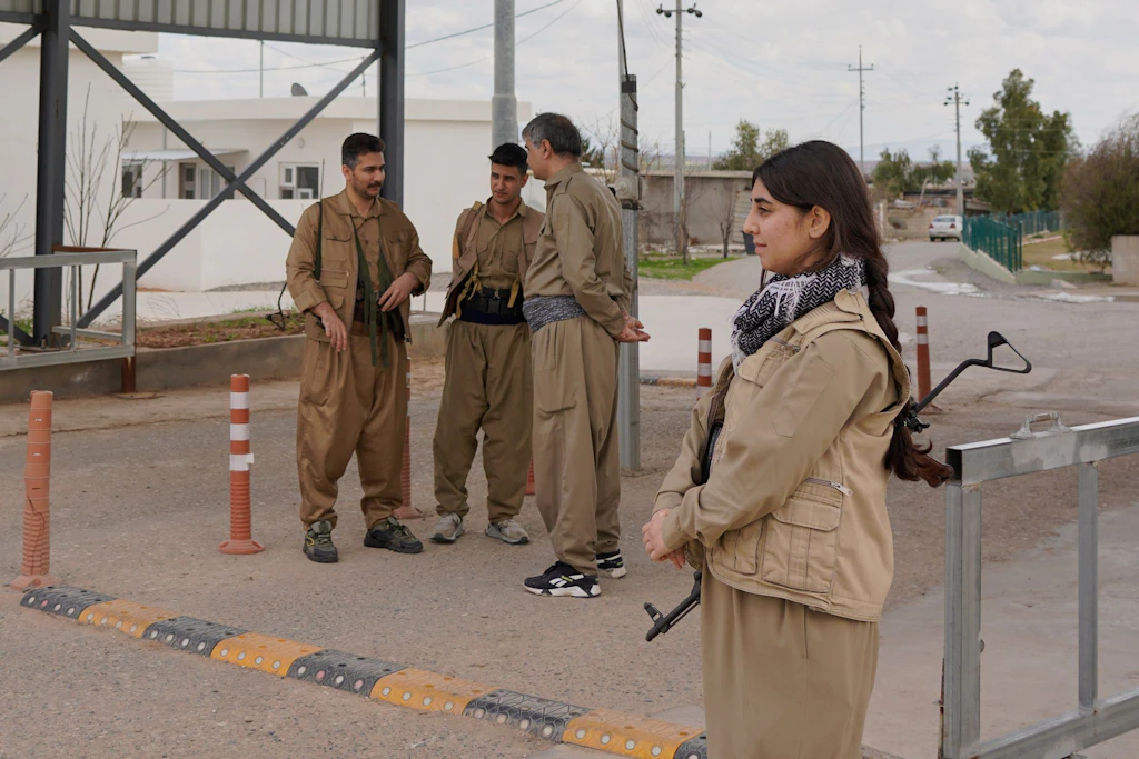 Mitglieder der Demokratischen Partei Iranisch-Kurdistans (PDKI) stehen an einem Kontrollpunkt, der zu ihrem Stützpunkt im Stadtteil Koya in Erbil führt.
