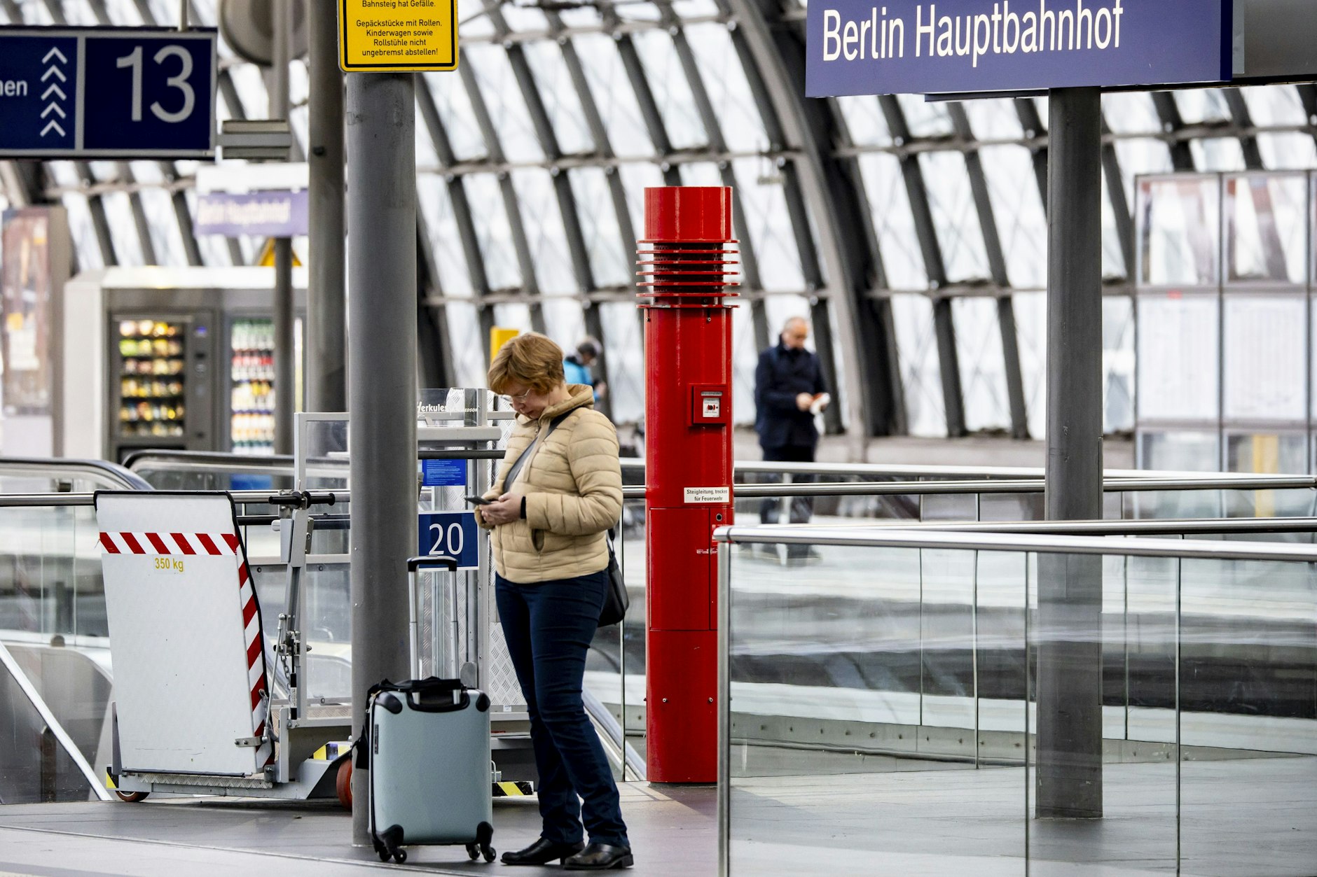 Reisende warten im Berliner Hauptbahnhof auf ihren Zug.